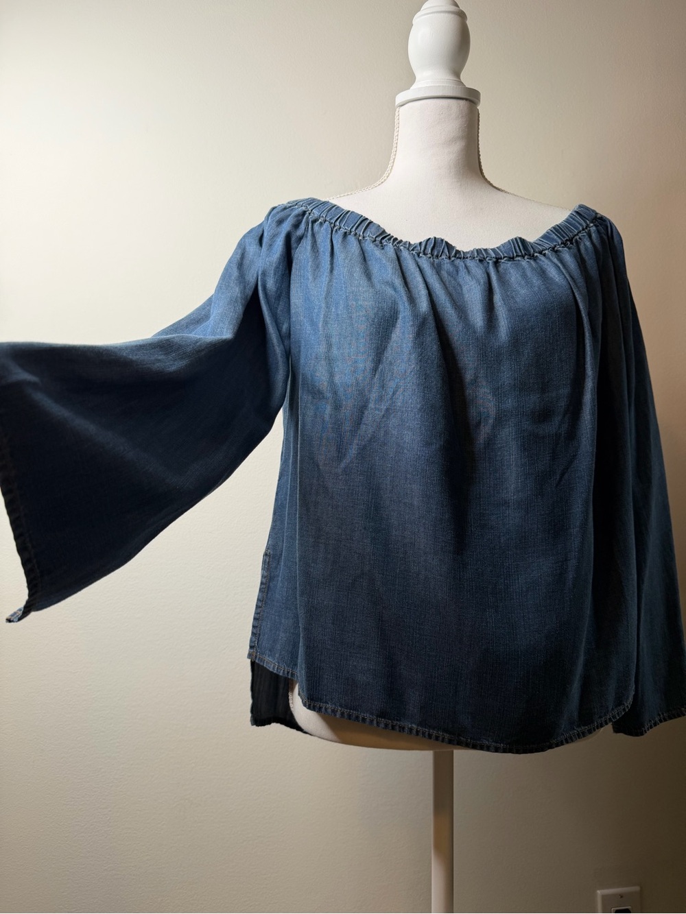 NWOT Cloth & Stone Off The Shoulder Chambray Blouse M